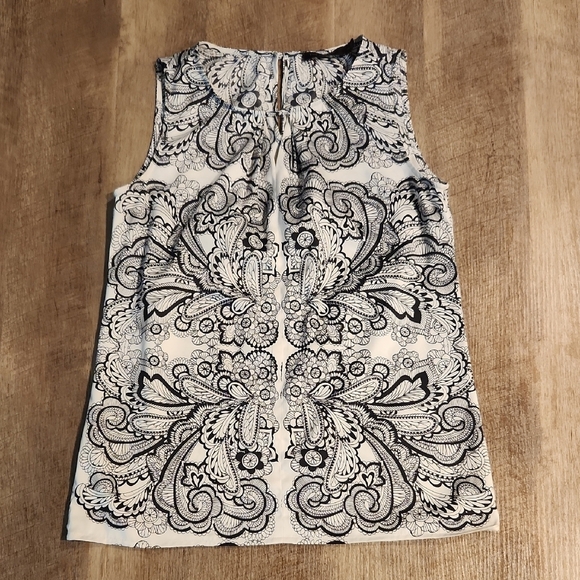 The Limited *Sleeveless Black and White Patterned Blouse. - Picture 1 of 8